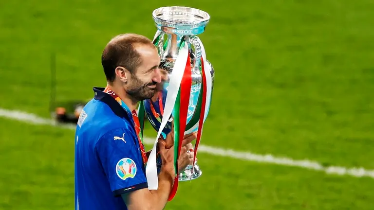 El veterano Giorgio Chiellini, capit&aacute;n italiano, levanta la Eurocopa 2020. ARCHIVO