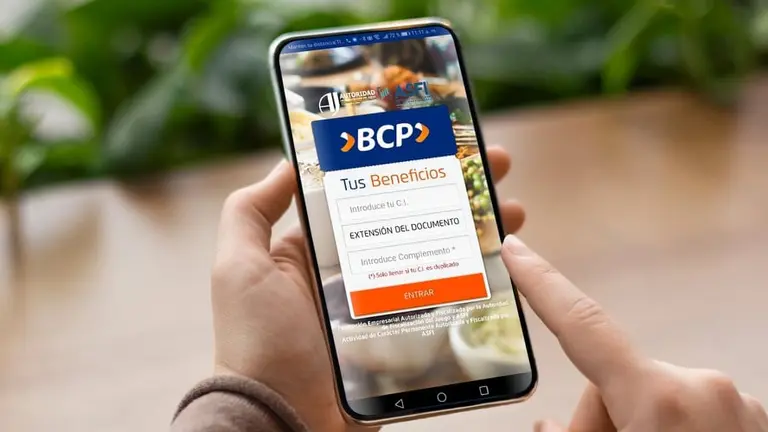 Un cliente del BCP busca las opciones. Gentileza PedidosYa