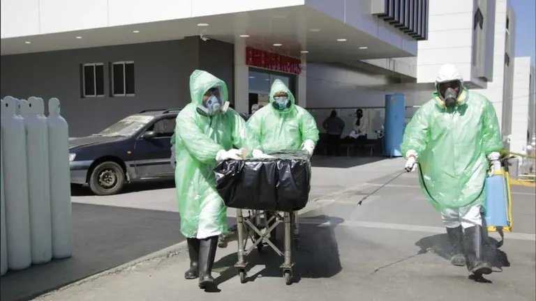 Personal de salud del Hospital del Norte retira el cad&aacute;ver de una persona. Archivo