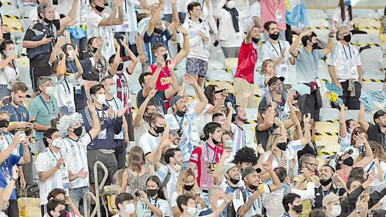 Hinchas argentinos en las gradas del Maracaná. EFE