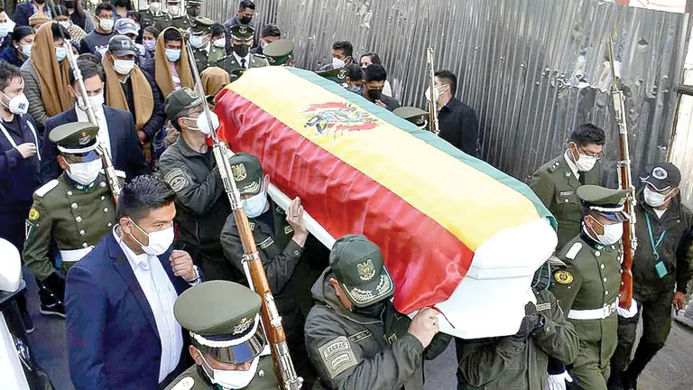 El entierro del efectivo policial muerto en los Yungas. APG