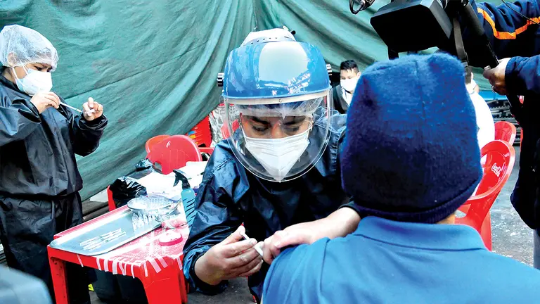 Un privado de libertad de la c&aacute;rcel San Sebasti&aacute;n recibe una vacuna contra el coronavirus.    No&Eacute; Portugal