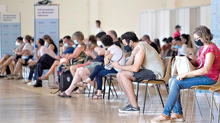 Una fila de personas en una sala del centro de  vacunaci&oacute;n masiva en Espa&ntilde;a. EFE