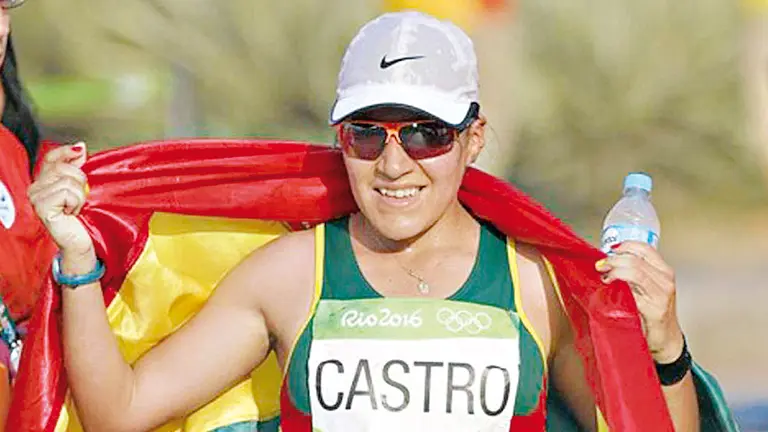 &Aacute;ngela Castro, con la Tricolor en las manos.    ARCHIVO