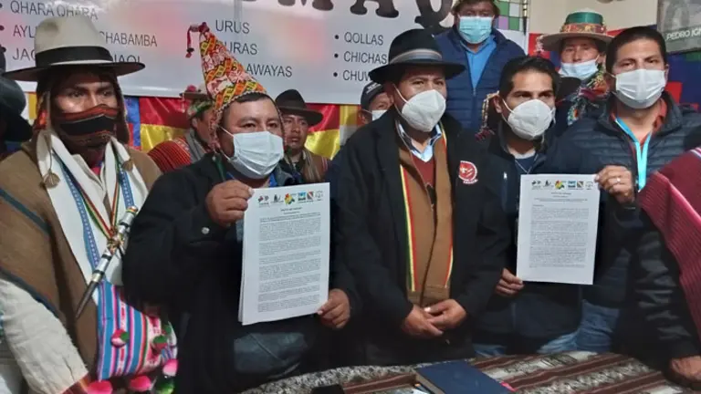Dirigentes del Pacto de Unidad exhiben los puntos de asumidos. ERBOL