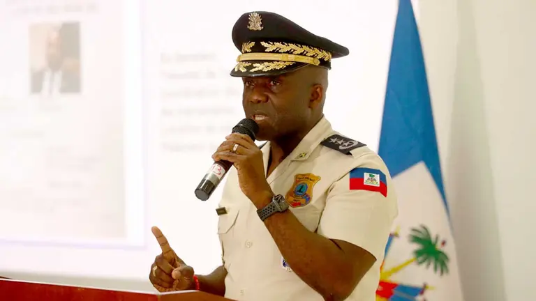 León Charles jefe de la policía de Haití, habla durante una rueda de prensa hoy en Puerto Príncipe (Haití). EFE