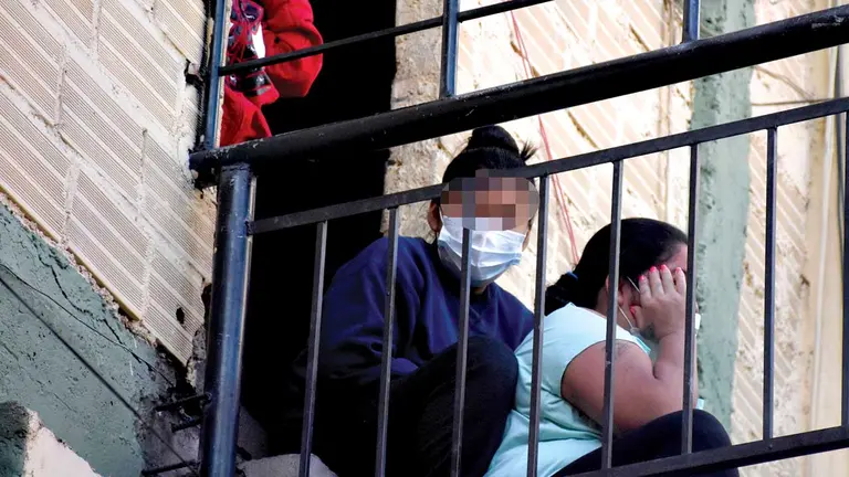 Menores de edad en la parte externa de una celda carcelaria de Cochabamba. DICO SOLÍS
