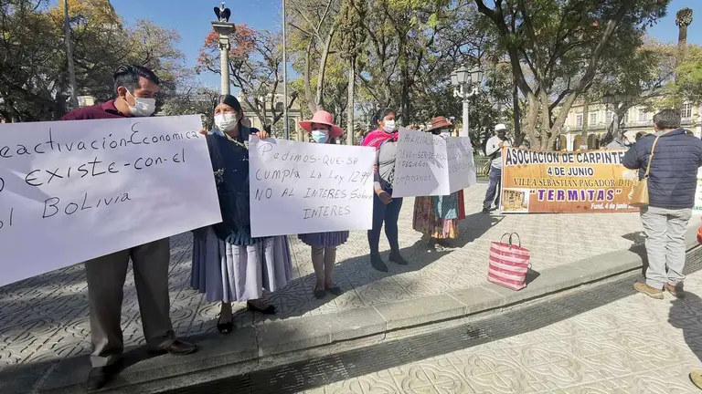 El sector de carpinteros durante su protesta en la Plaza 14 de Septiembre. MELISSA REVOLLO