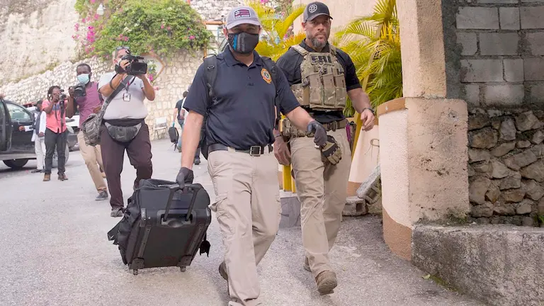 Agentes del FBI se retiran tras realizar pesquisas hoy en la residencia donde fue asesinado el expresidente haitiano Jovenel Moise, en Puerto Príncipe (Haití). EFE