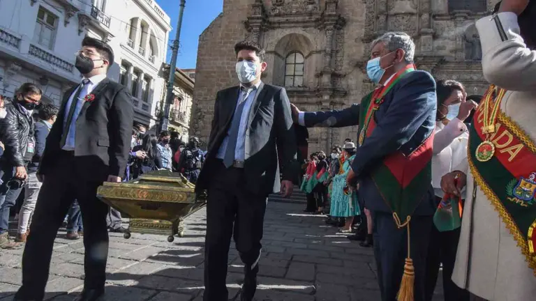La Paz: Trasladan restos de protom&aacute;rtires a plaza Murillo con ausencia de las Fuerzas Armadas. AMN