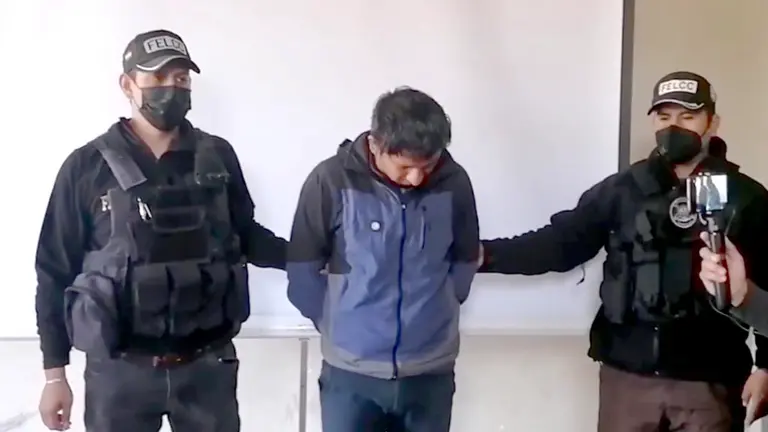 Policía presente al delincuente que robó a una pasajera. FRECUENCIA POLICIAL COCHABAMBA