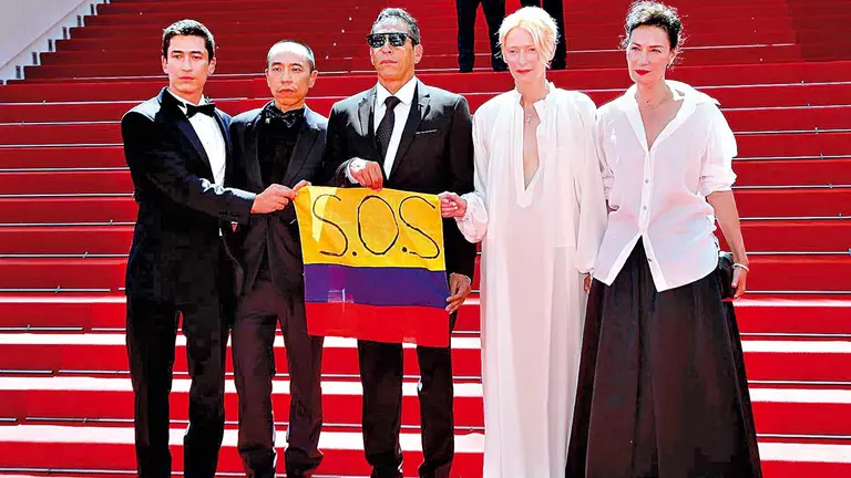 El equipo de &ldquo;Memoria&rdquo; durante su desfile en la alfombra roja de Cannes. EFE