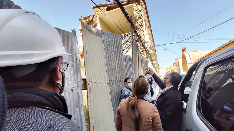 Autoridades inspeccionan una obra irregular en la ciudad de Cochabamba. NOÉ PORTUGAL