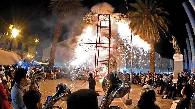 Personas aglomeradas en la festividad de la Virgen del Carmen, en la plaza Del Granado de Cochabamba. DICO SOLÍS