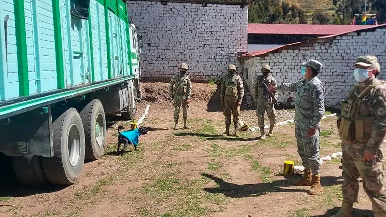 Un grupo de militares junto a camión incautado. VLCC