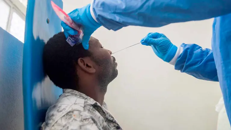 Un médico hace una prueba de coronavirus a un paciente en el centro médico GHESKIO en Puerto Príncipe (Haití). EFE