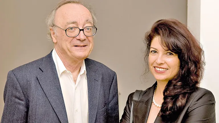 La promotora cultural Daniela Rodríguez con el pianista y poeta austriaco Alfrend Bendell.     CORTESÍA 