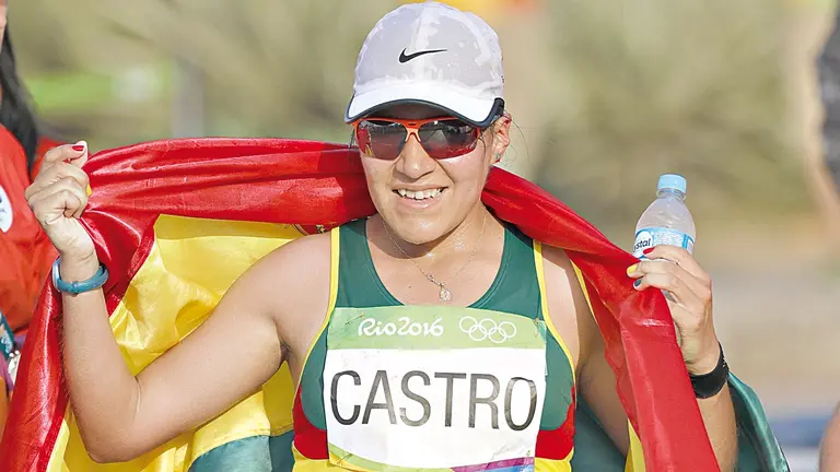 Ángela Castro con la tricolor en las manos.   ARCHIVO