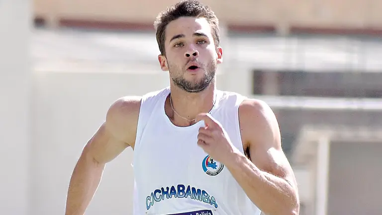 El velocista cochabambino Bruno Rojas en una prueba oficial.     DICO SOLÍS