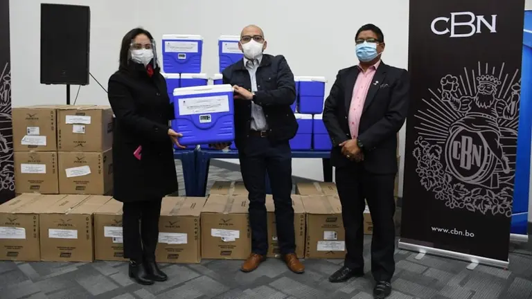 La secretaria departamental de Salud de Cochabamba, Daisy Rocabado (i), recibe del el gerente regional de Asuntos Institucionales de la CBN, Alejandro Aguilar (c), el equipamiento donado, con la presencia del jefe de Epidemiología, Yercin Mamani (d). GADC