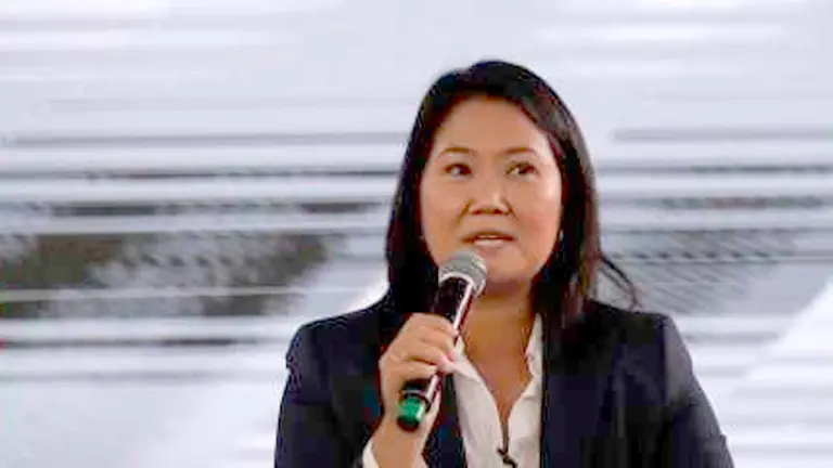 En la imagen, la candidata a la Presidencia de Perú por el partido Fuerza Popular, Keiko Fujimori (c). EFE