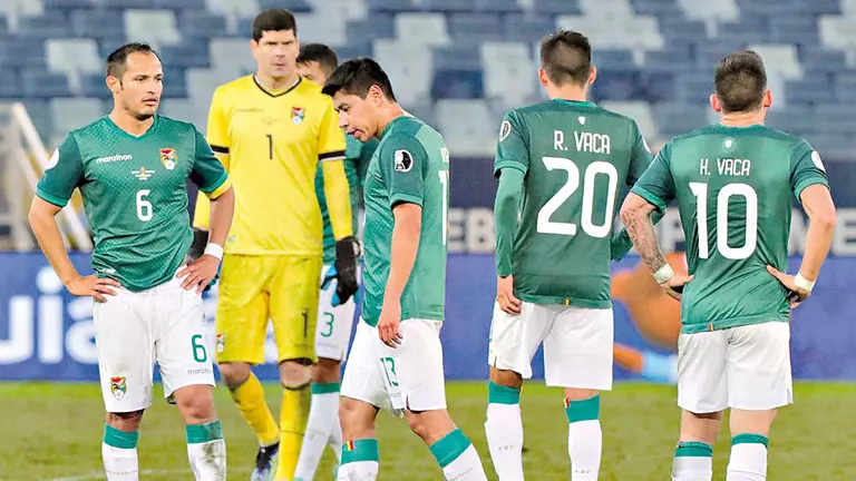 Los jugadores de la Selección Nacional, tristes luego de perder uno de los partidos en la Copa América. EFE