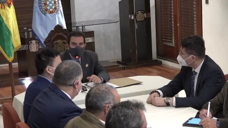 El alcalde de Cochabamba, Manfred Reyes Villa, se reúne con la comisión de la Gobernación y la empresa China Corporation. Captura de video GAMC