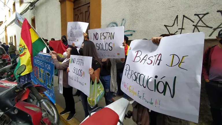 Manifestantes en el frontis de la Polic&iacute;a en la calle Baptista. Dico Sol&iacute;s