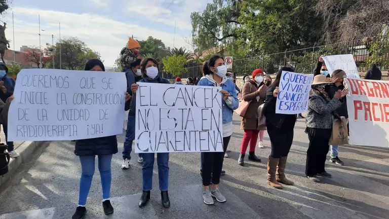 La manifestaci&oacute;n de los pacientes con c&aacute;ncer este martes. ERBOL