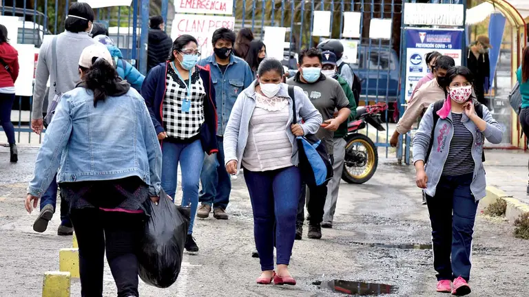 Universitarios en el ingreso del campus principal de la UMSS. DICO SOLÍS