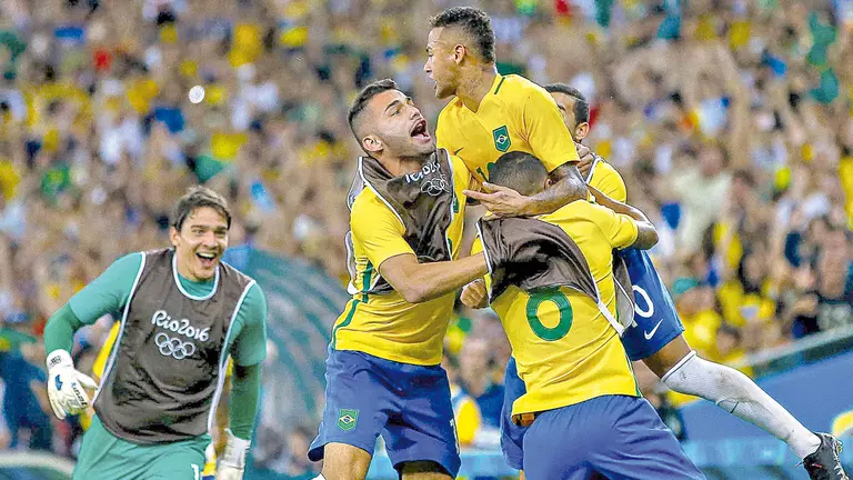 Los jugadores de la selección de Brasil celebran el título conquistado en los Juegos de Río 2016. ARCHIVO