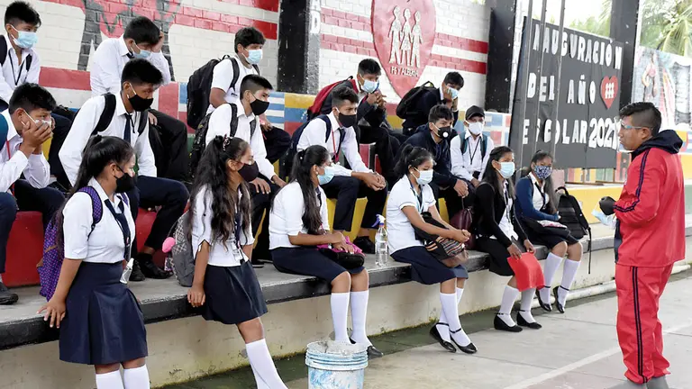 Imagen referencial de un grupo de estudiantes de secundaria pasan clases en el patio de su colegio en Villa Tunari.  DICO SOLÍS