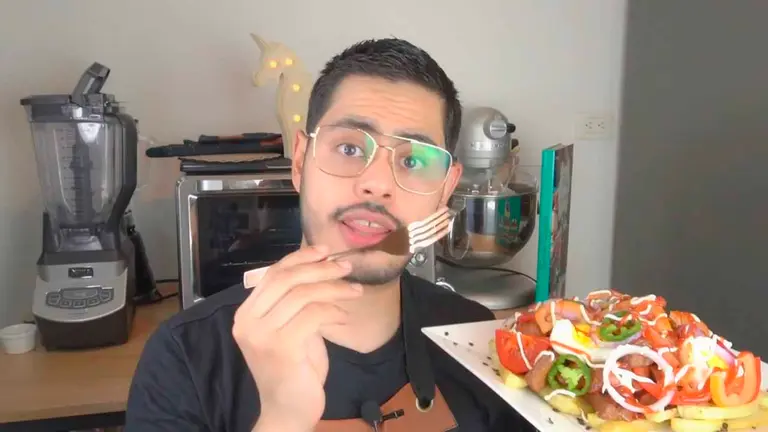 El youtuber al momento de probar el plato. Captura