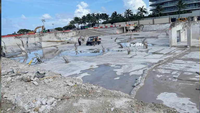 Fotografía divulgada por el senador Jason Pizzo en sus redes donde muestra el solar donde hasta hace poco había una montaña de escombros de un edificio residencial en la ciudad de Surfside, Florida. EFE
