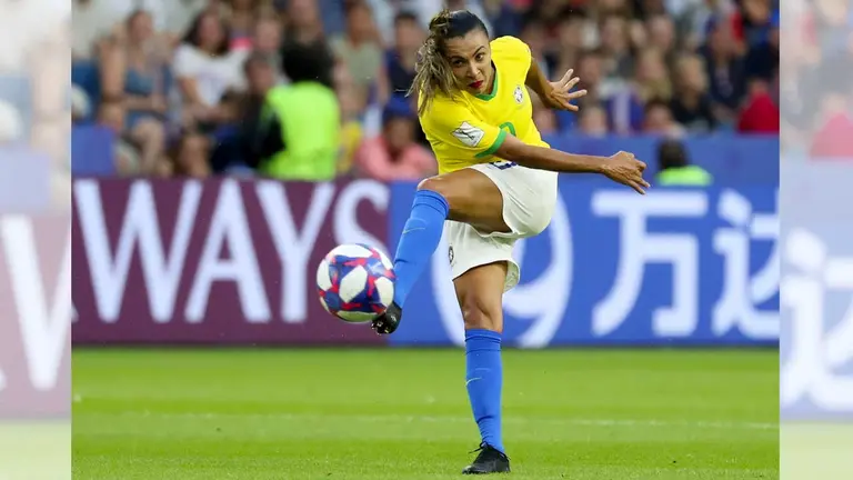 Una brasileña de 35 años, Marta, leyenda viva del fútbol femenino y seis veces elegida mejor jugadora del mundo. EFE