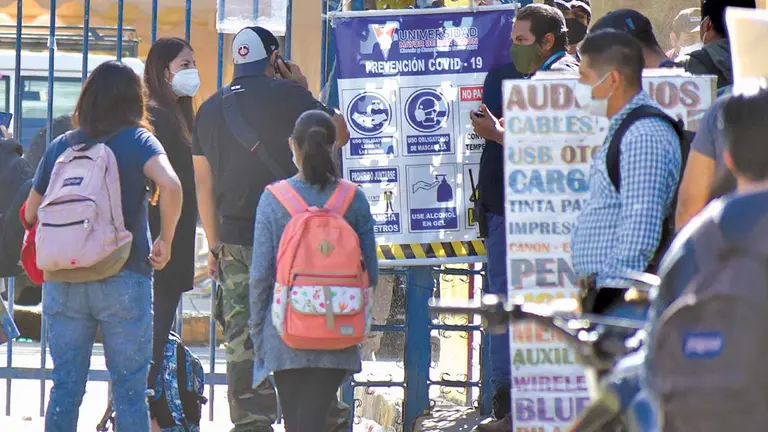 Control de bioseguridad en la puerta principal del campus de la UMSS. DICO SOLÍS