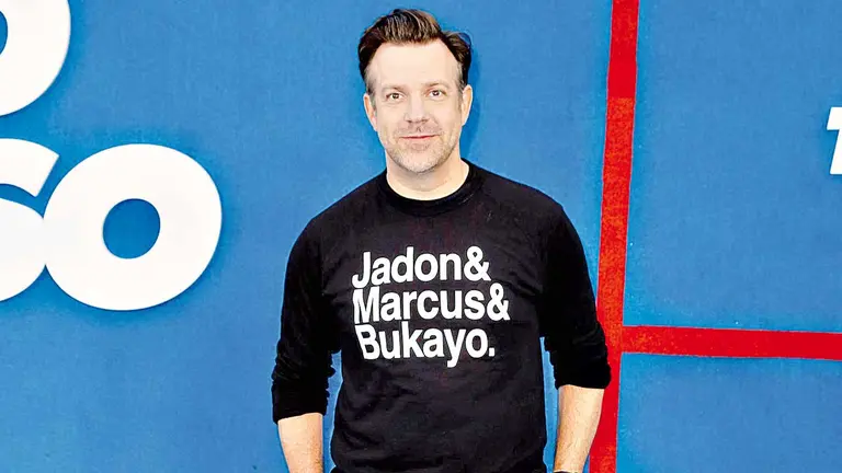 El actor Jason Sudeikis viste una polera con los nombres de los tres jugadores de Inglaterra que fallaron sus penales. EFE