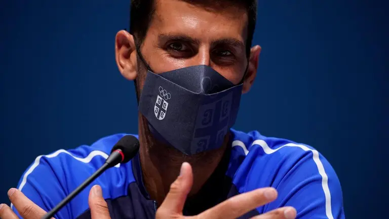 El serbio Novak Djokovic brinda declaraciones en una conferencia de prensa. EFE