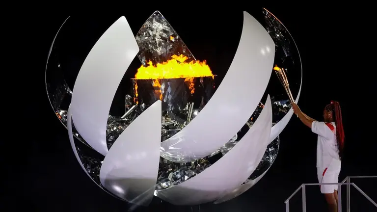 Momento exacto en que comienza a arder el fuego olímpico en Tokio, durante la inauguración de la justa deportiva. EFE