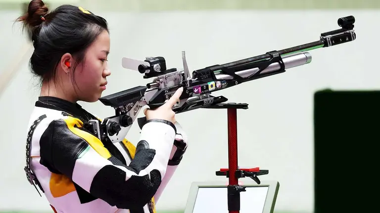 Qian Yang de China compite en la final femenina de tiro con rifle de aire 10m de los Juegos Olímpicos de Tokio 2020. EFE