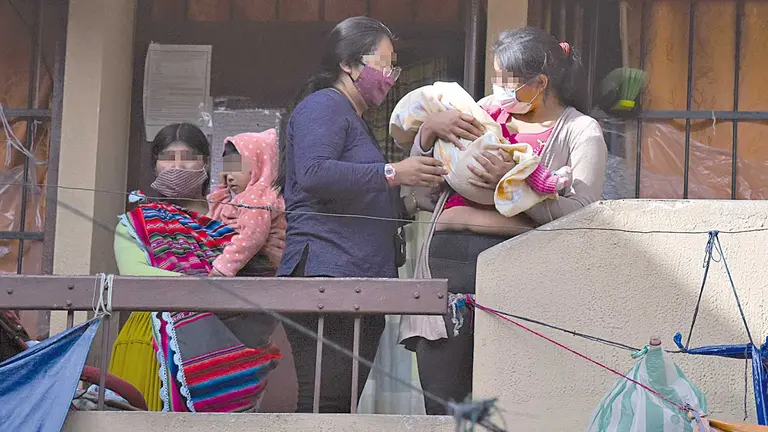 Privadas de libertad cargan a dos menores de edad que los acompañan mientras cumplen su condena. DICO SOLÍS