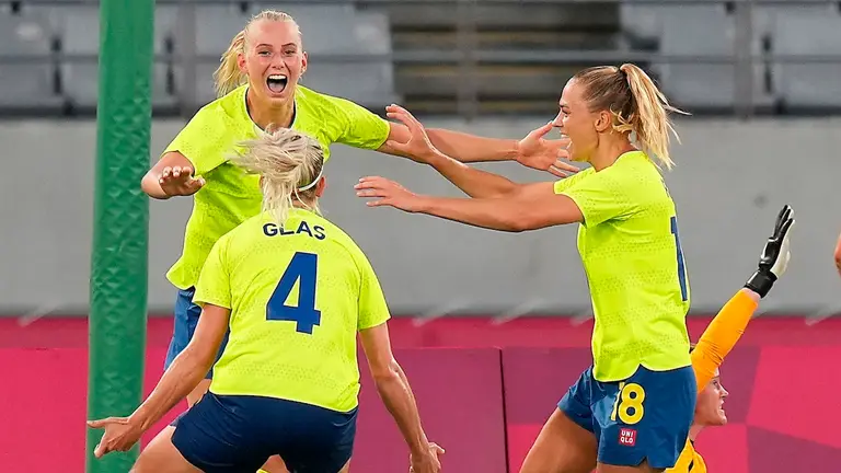 Tokyo (Japan), 21/07/2021.- Stina Blackstenius (L, top) of Sweden celebrates with teammates after scoring the 2-0 lead during the women's soccer group stage match between Sweden and the USA at the Tokyo 2020 Olympic Games in Tokyo, Japan, 21 July 2021. (Jap&Ucirc;n, Suecia, Estados Unidos, Tokio) EFE/EPA/KIMIMASA MAYAMA
