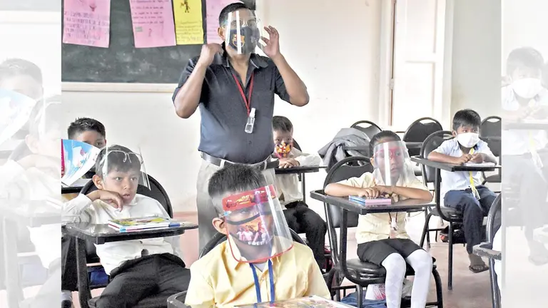 Foto referencial: Un profesor dicta clases presenciales a sus estudiantes con las medidas de bioseguridad. DICO SOLÍS
