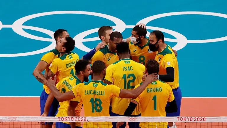 Jugadores brasileños festejan la victoria lograda sobre Argentina por el voleibol olímpico. EFE