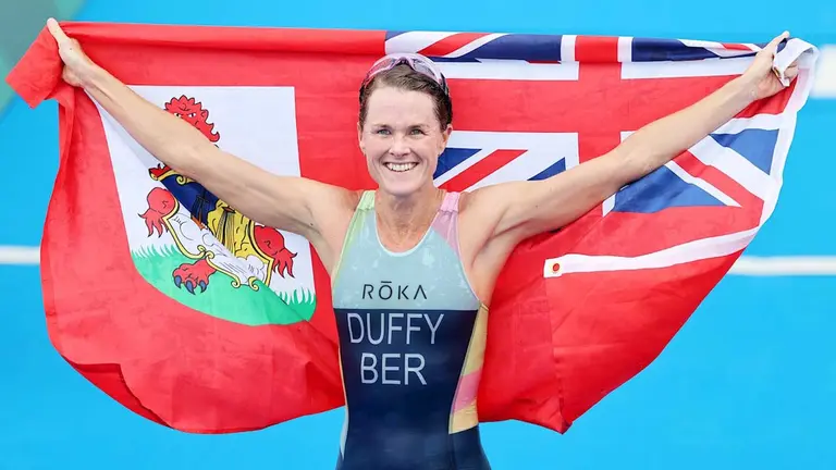 Flora Duffy de las Bermudas celebra tras ganar la carrera de Triatlón Individual Femenino de los Juegos Olímpicos de Tokio 2020. EFE