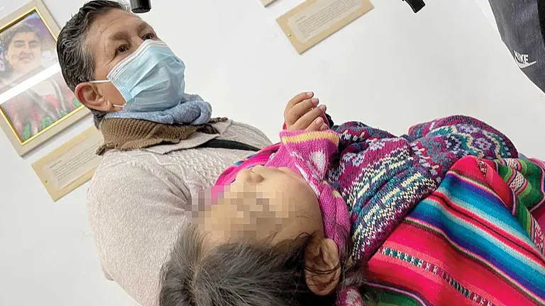 La niña afectada con 17 secuelas tras un presunto mal diagnóstico médico. OPINIÓN