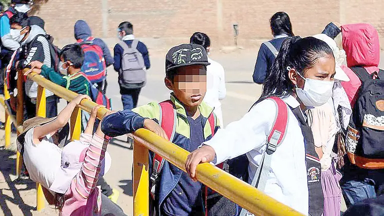 Escolares ingresan a un establecimiento de la zona sur de Cochabamba. NOÉ PORTUGAL