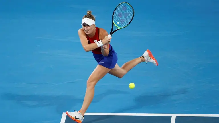 Marketa Vondrousova, durante una acción en la victoria sobre Osaka por los Juegos Olímpicos de Tokio. EFE