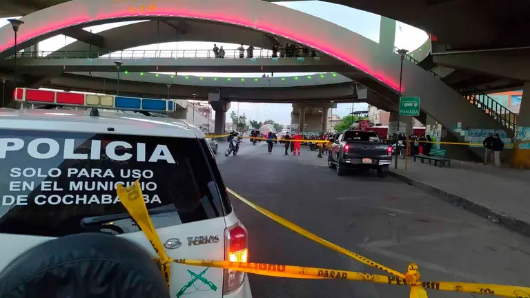 Efectivos policiales cierran una de las intersecciones de la avenida. Dico Sol&iacute;s