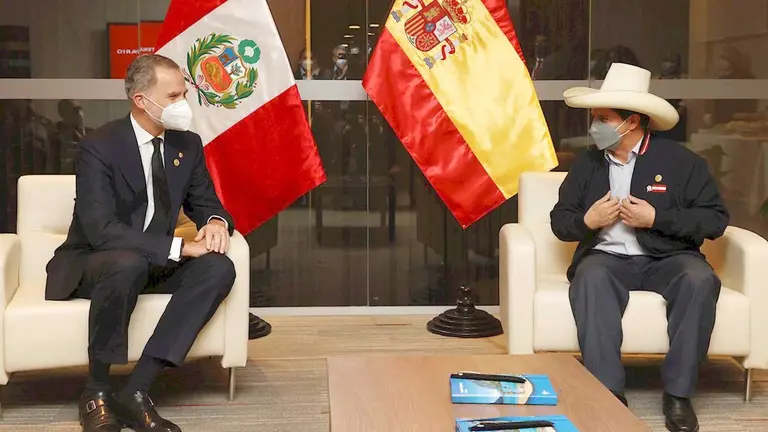 El rey Felipe VI en su encuentro hoy martes con el presidente electo, Pedro Castillo, durante la visita del monarca a Perú para asistir a la toma de posesión del nuevo presidente peruano. EFE